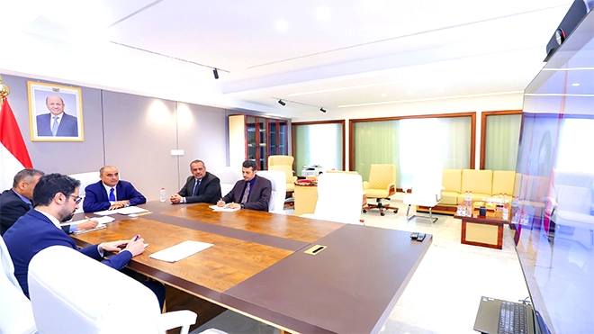 رئيس الوزراء خلال لقائه السفيرة البريطانية عبر تقنية الاتصال المرئي